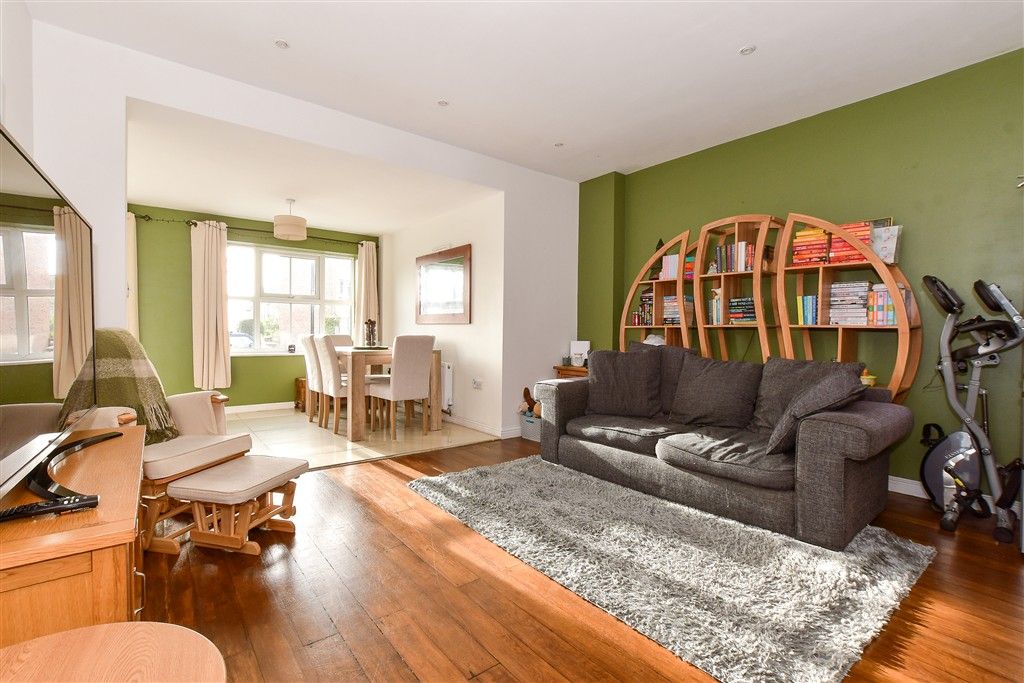 Property photo 3 of 10 Lounge