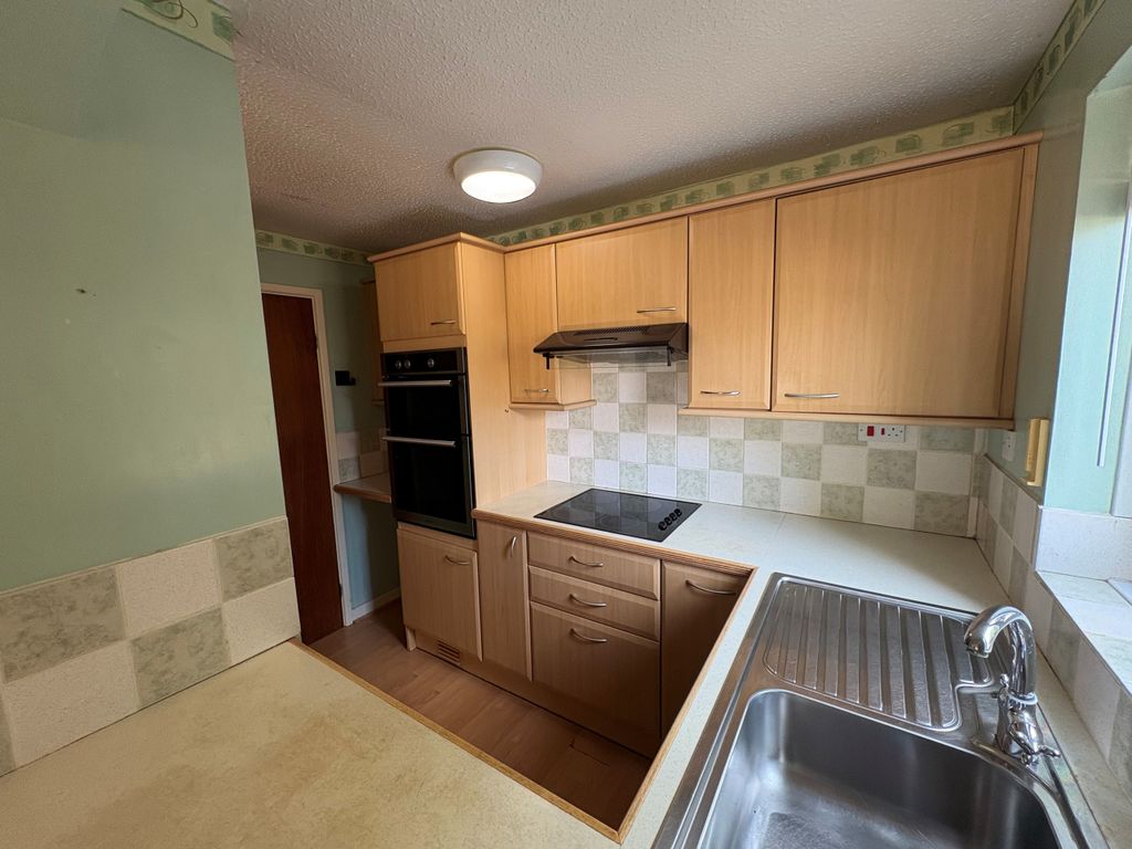 Property photo 3 of 9 Kitchen Aspect 2