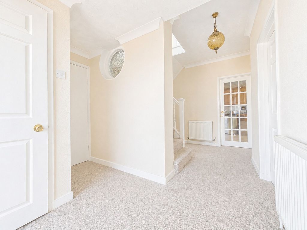 Property photo 3 of 18 Entrance Hall