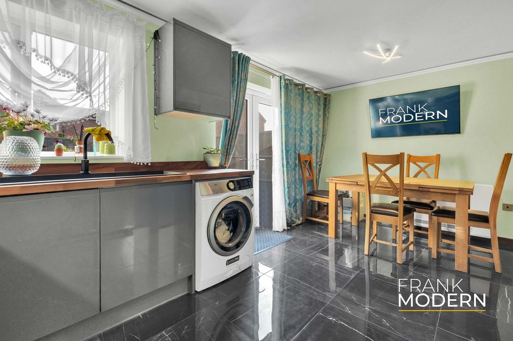 Property photo 3 of 35 Kitchen / Diner