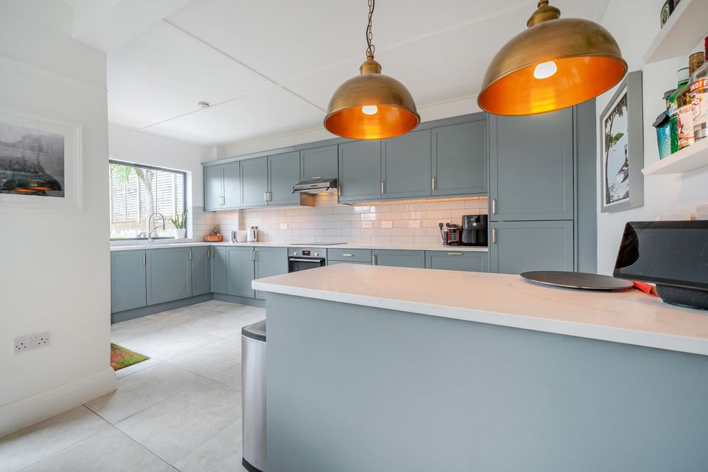 Property photo 3 of 18 Kitchen