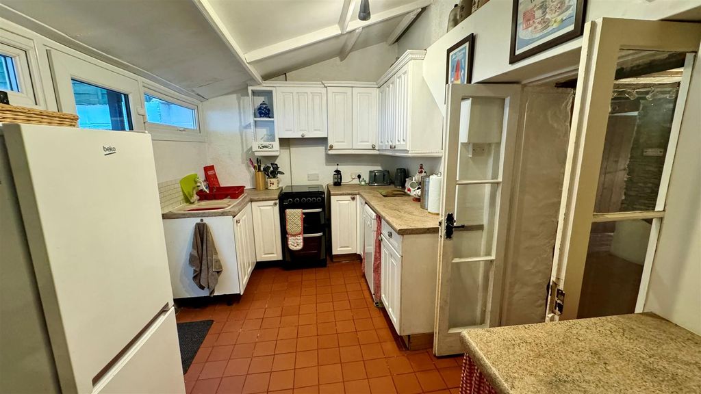 Property photo 3 of 14 6A.Jpg
