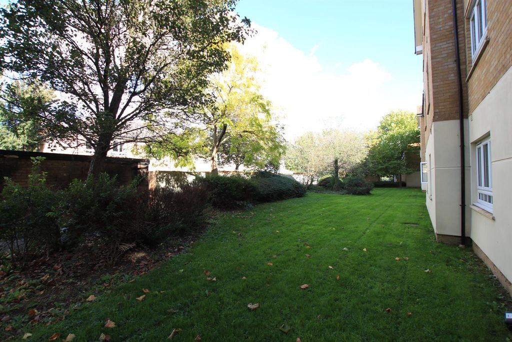 Property photo 1 of 8 Communal Gardens