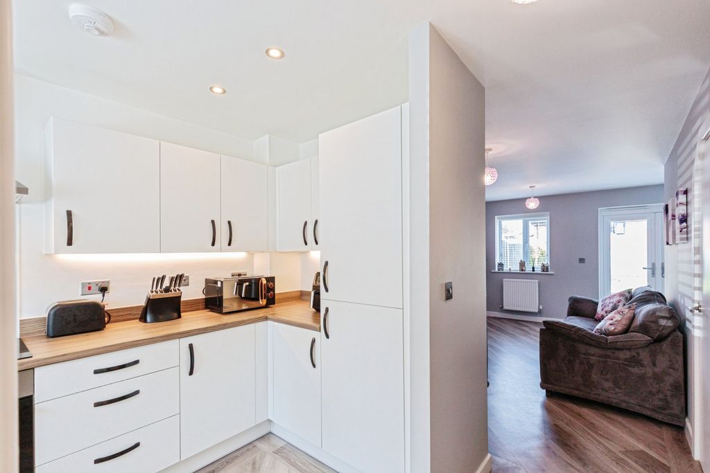 Property photo 2 of 19 Kitchen