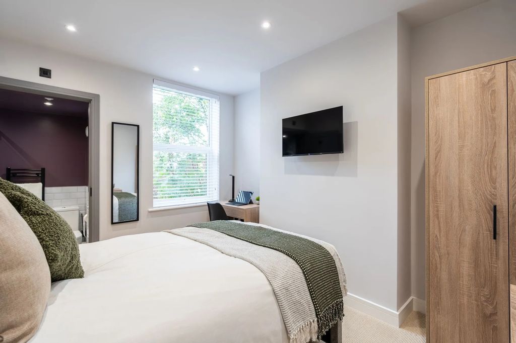 Property photo 1 of 28 Bright And Modern Living Room With Large Window, A...