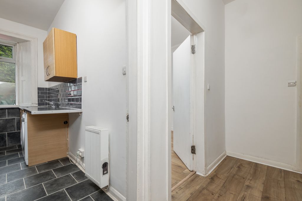 Property photo 3 of 18 Hallway