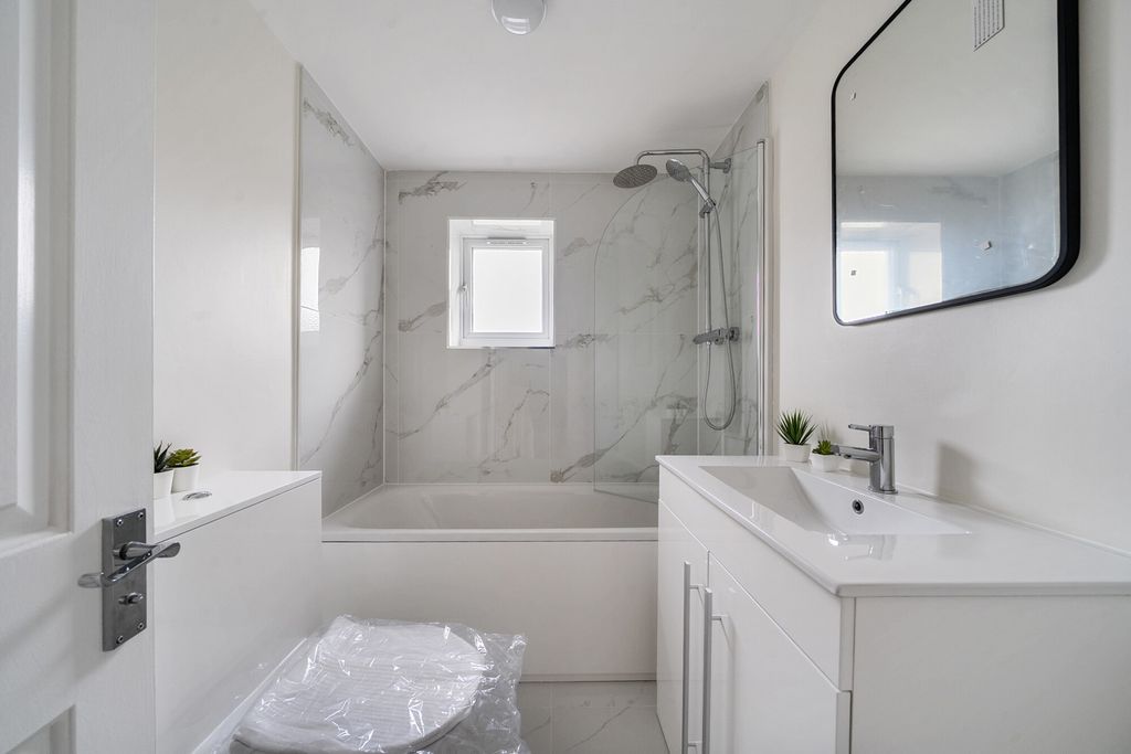 Property photo 3 of 25 Bathroom