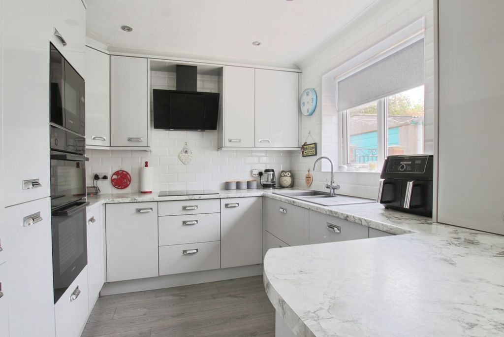 Property photo 2 of 18 4058185