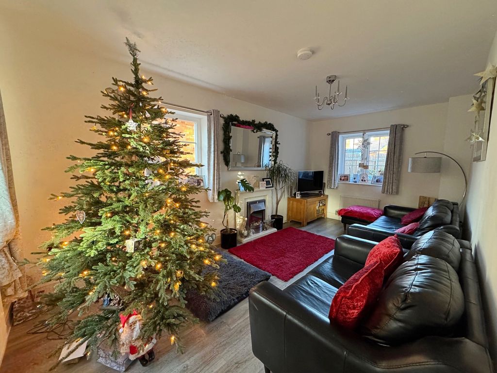 Property photo 3 of 16 Lounge