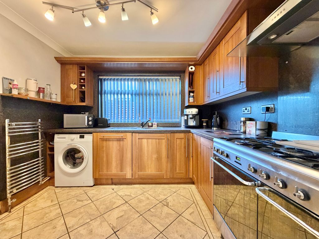 Property photo 3 of 17 Kitchen