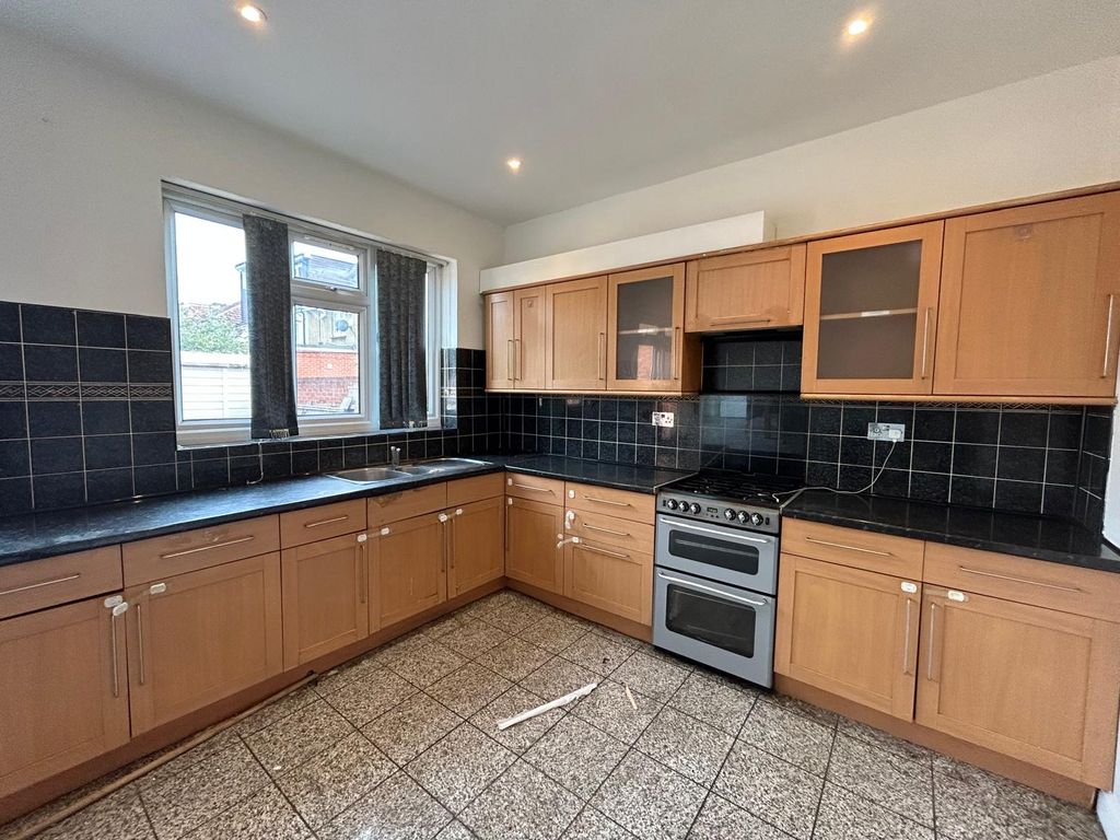 Property photo 1 of 15 4 Bed Semi-Detached House To Rent Staines Road, Hounslow Tw3