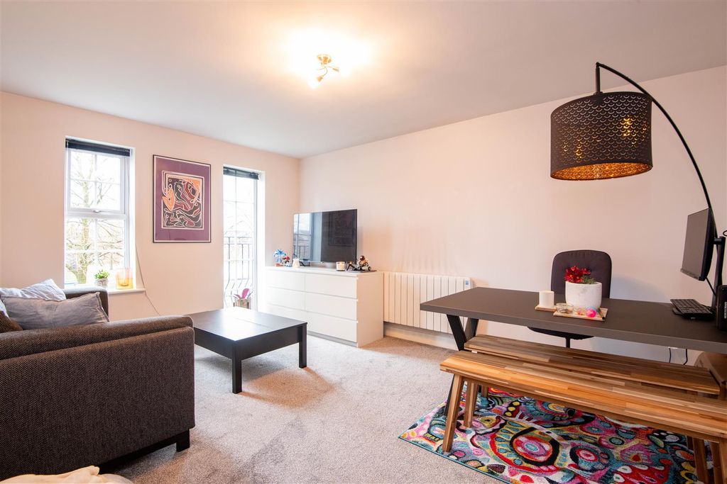 Property photo 3 of 11 Lounge