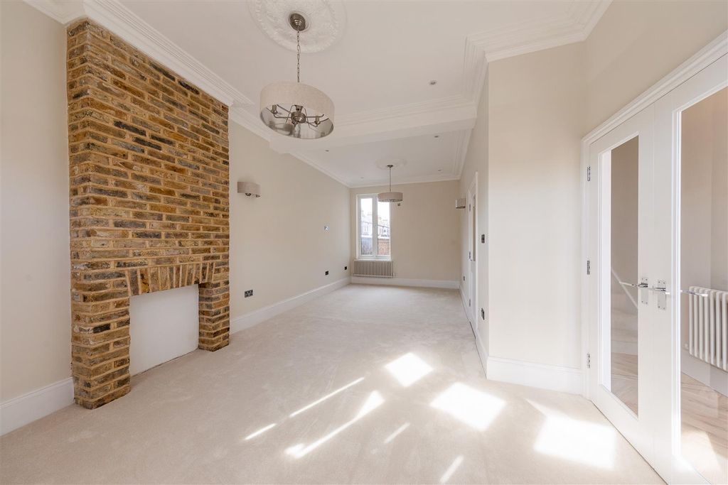 Property photo 3 of 33 Reginald Road, E7