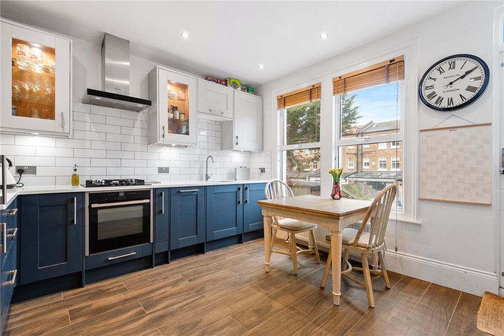 Property photo 3 of 11 Kitchen