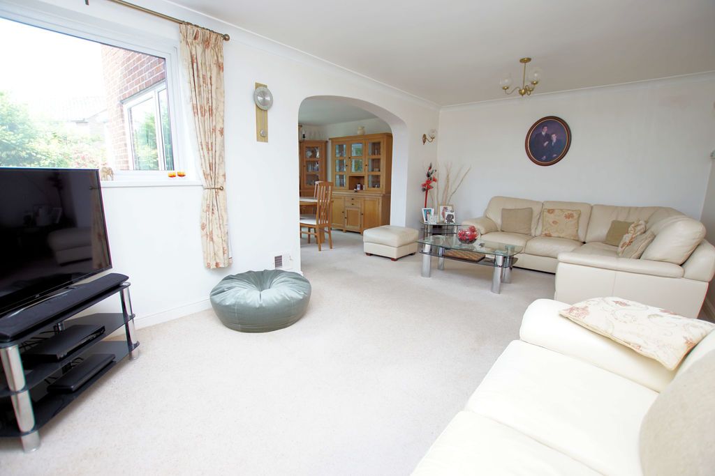 Property photo 3 of 17 Lounge