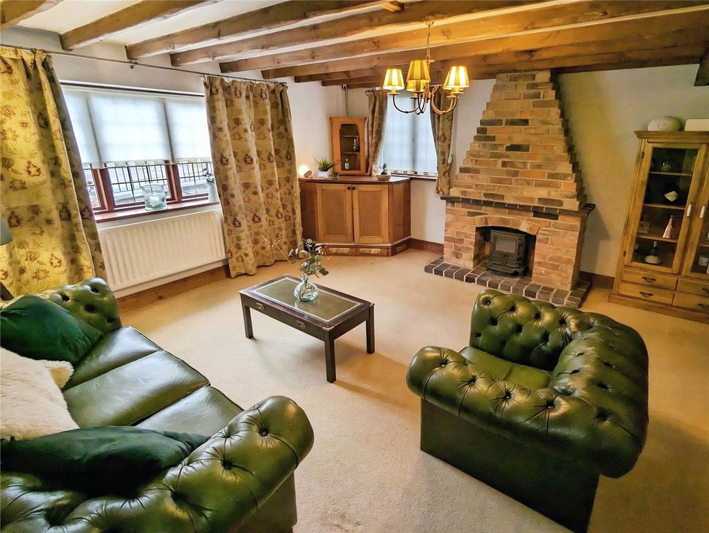 Property photo 3 of 17 Lounge