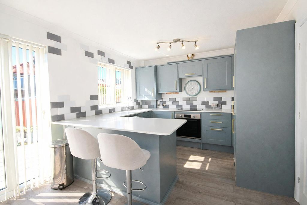 Property photo 3 of 9 Kitchen