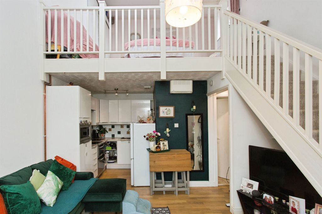 Property photo 3 of 9