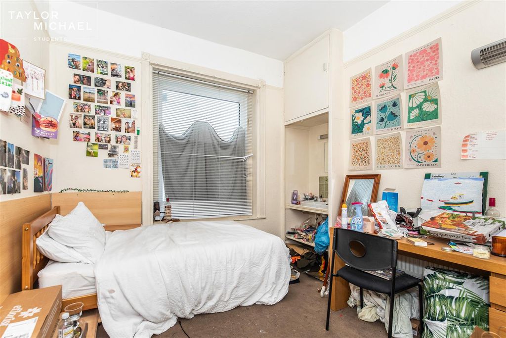 Property photo 2 of 6 Room
