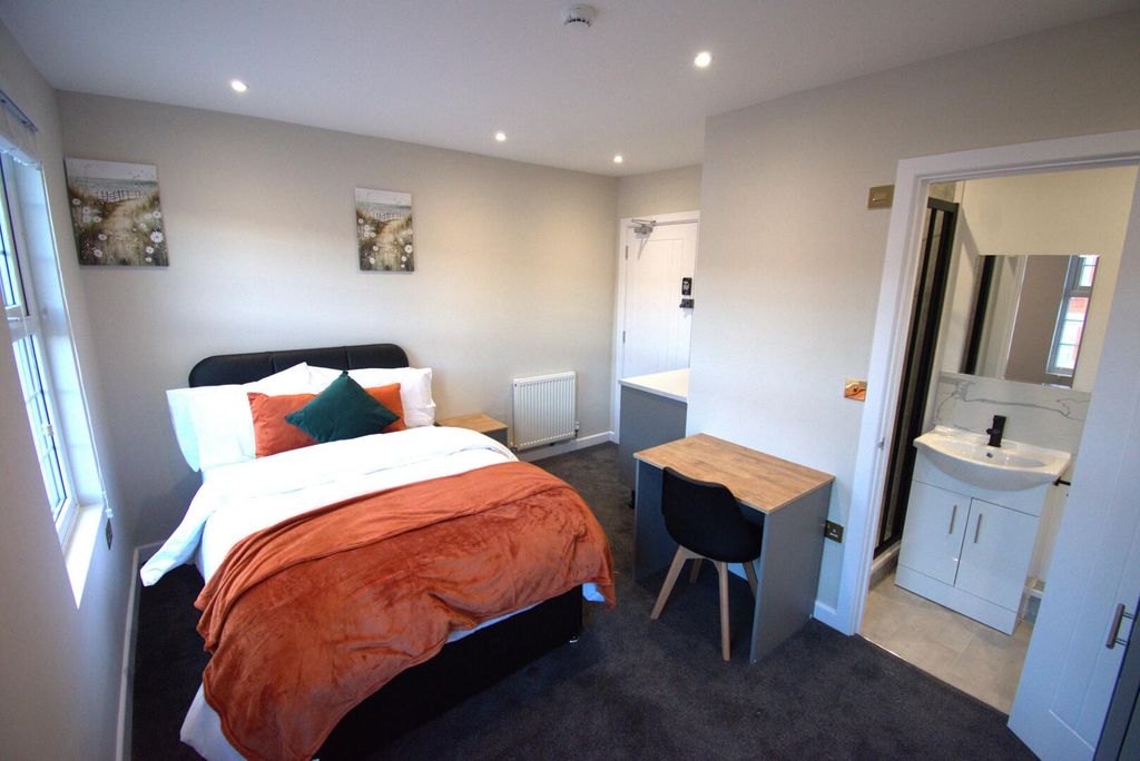 Property photo 1 of 6 Bedroom