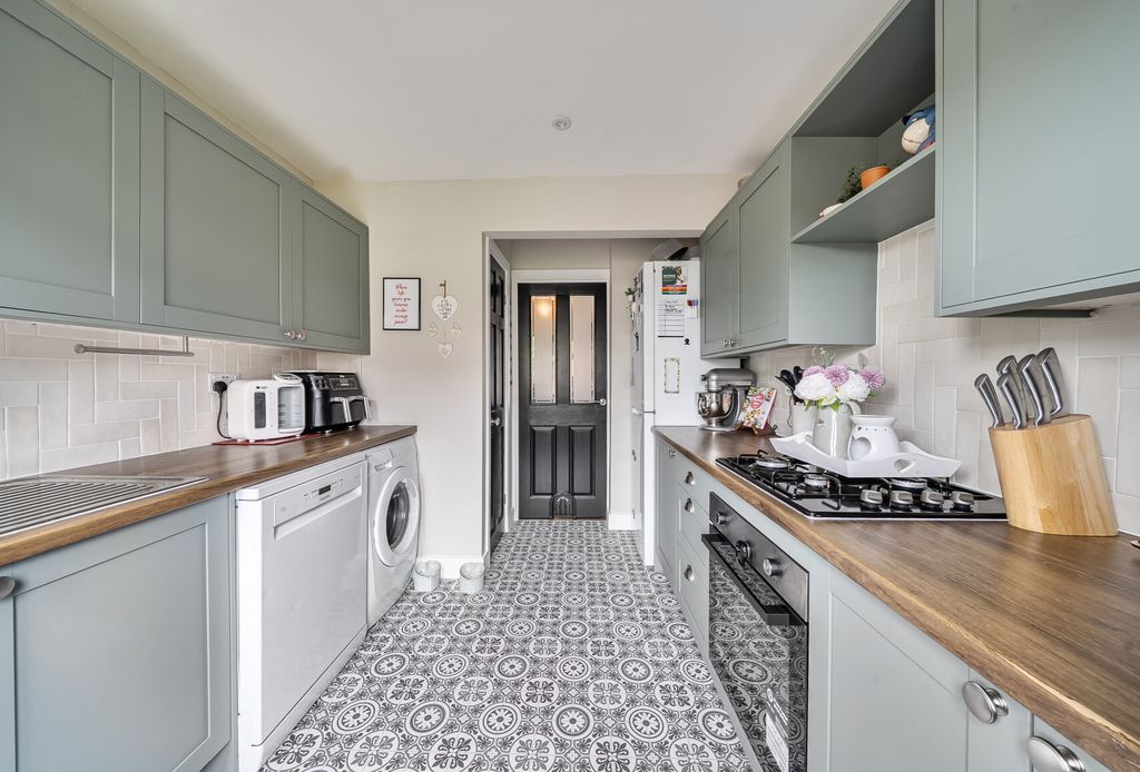 Property photo 2 of 11 Kitchen