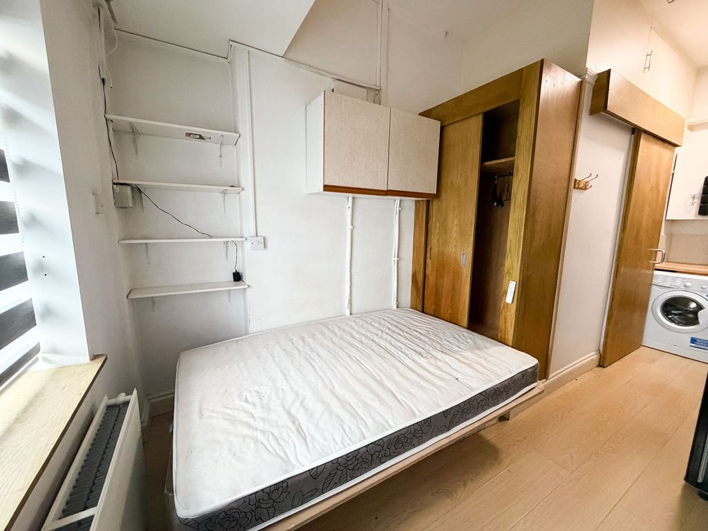 Property photo 3 of 7 Peterborough Rd Ig1