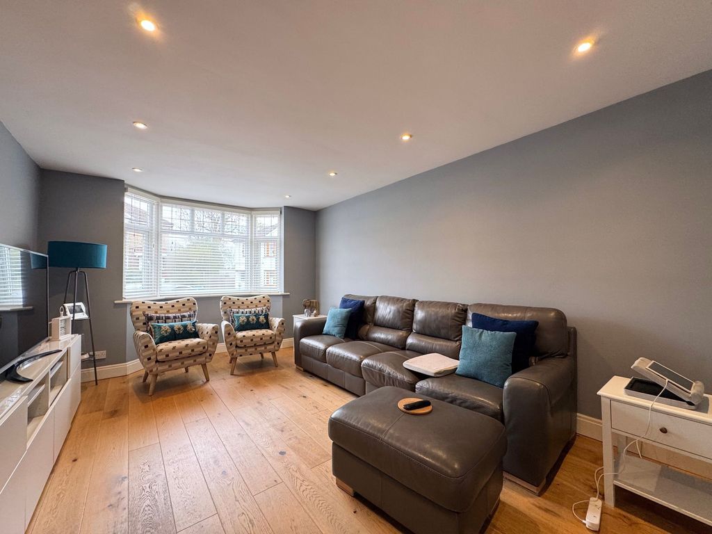 Property photo 2 of 21 Lounge