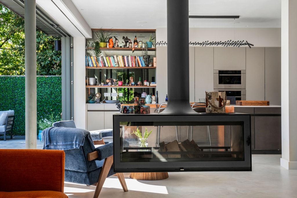 Property photo 2 of 26 House. Partnership