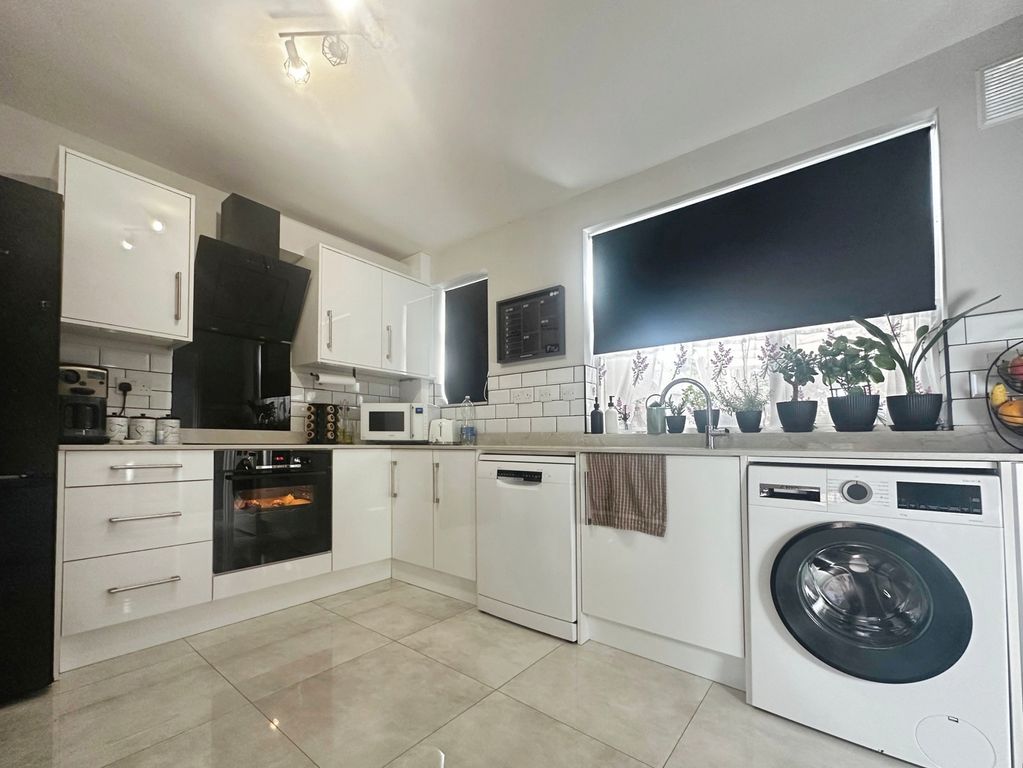 Property photo 3 of 10 Kitchen