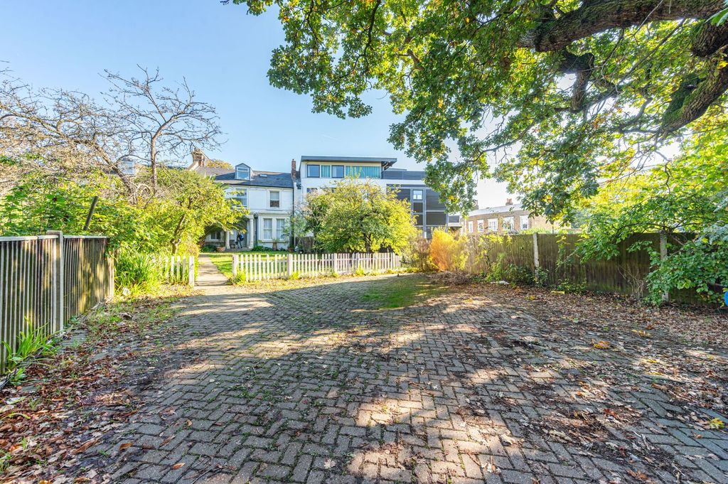 Property photo 2 of 19