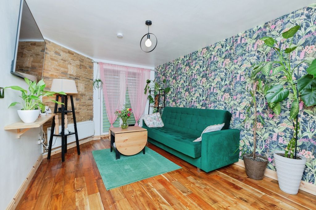 Property photo 2 of 19 Lounge