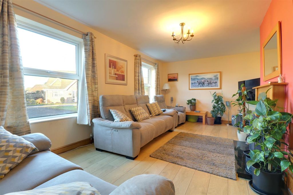 Property photo 3 of 17 Lounge