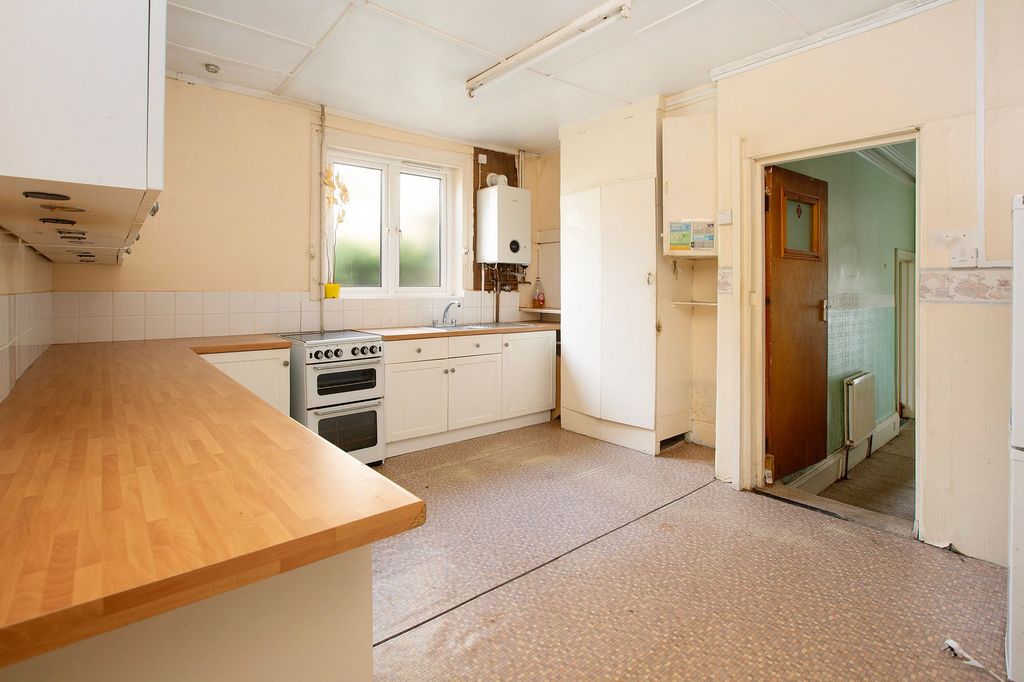 Property photo 2 of 28