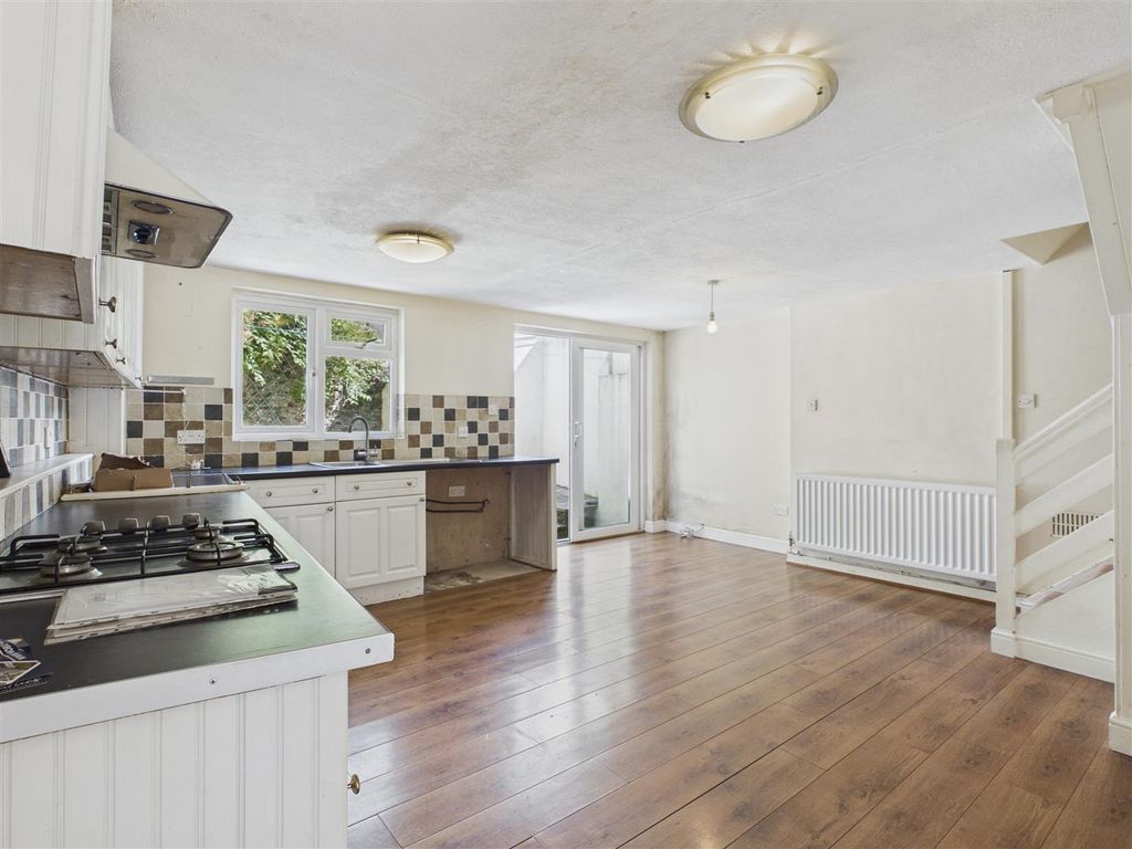 Property photo 3 of 19 Kitchen