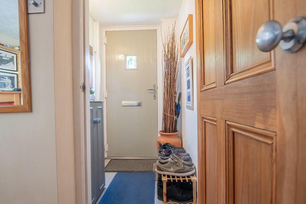 Property photo 3 of 27 Entrance Hall