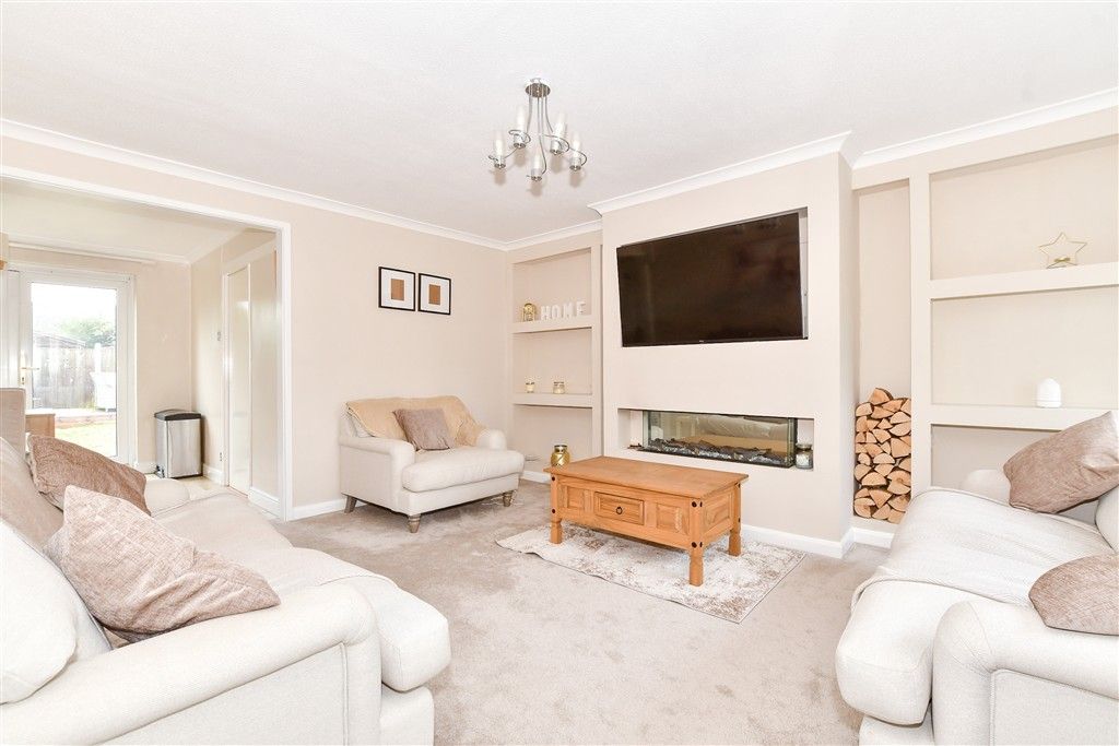 Property photo 3 of 12 Lounge