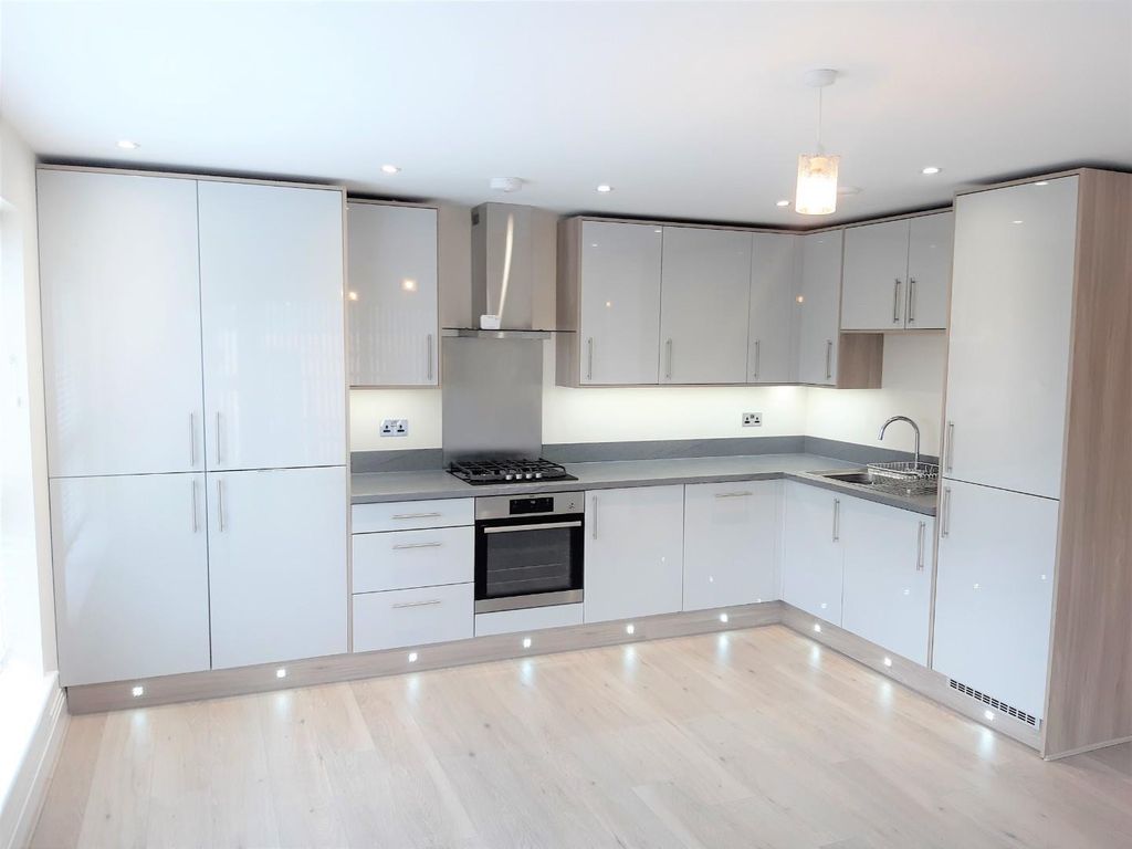 Property photo 3 of 11 Kitchen Area