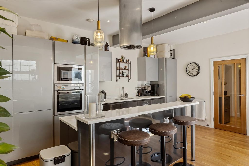 Property photo 3 of 16 4 Station Quarter Apartments-13.Jpg