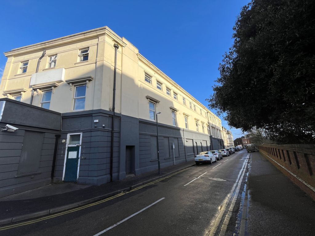 Property photo 1 of 6 1 Bed Flat To Rent Holdenhurst Road, Bournemouth Bh8