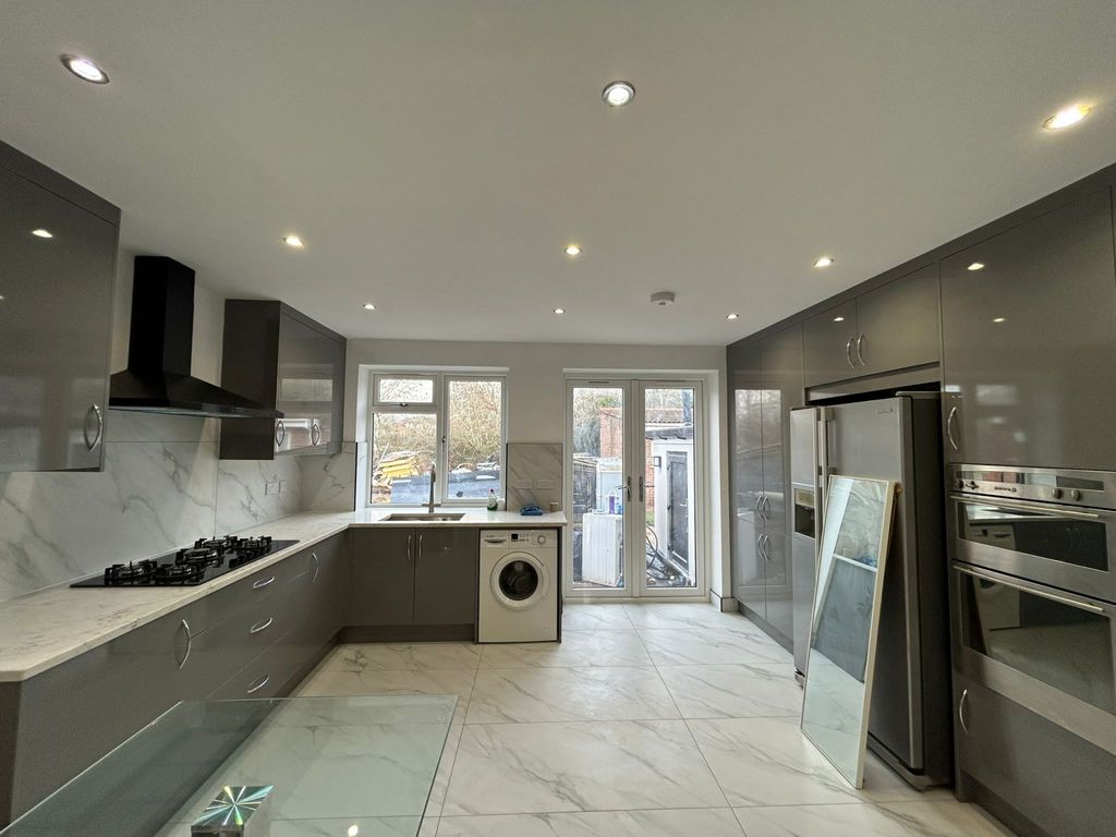 Property photo 1 of 15 6 Bed Semi-Detached House To Rent Lothian Avenue, Hayes Ub4