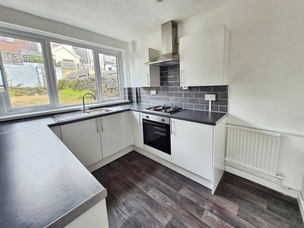 Property photo 3 of 11 Kitchen 1