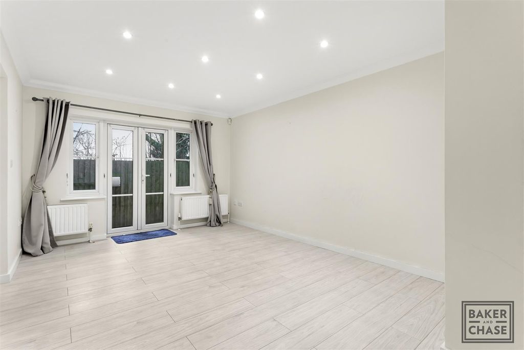 Property photo 3 of 25 Lounge