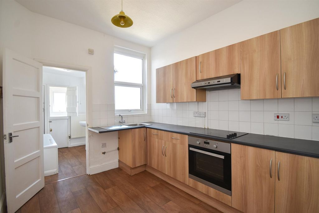 Property photo 3 of 11 Kitchen