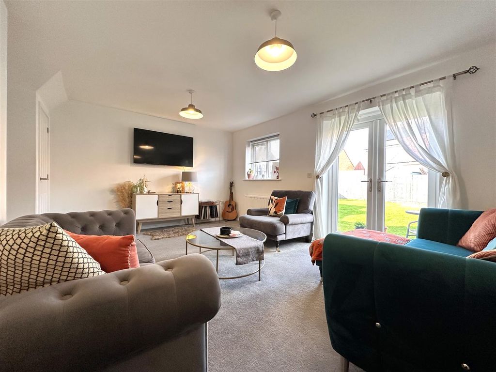 Property photo 2 of 20 Large Living Room 581