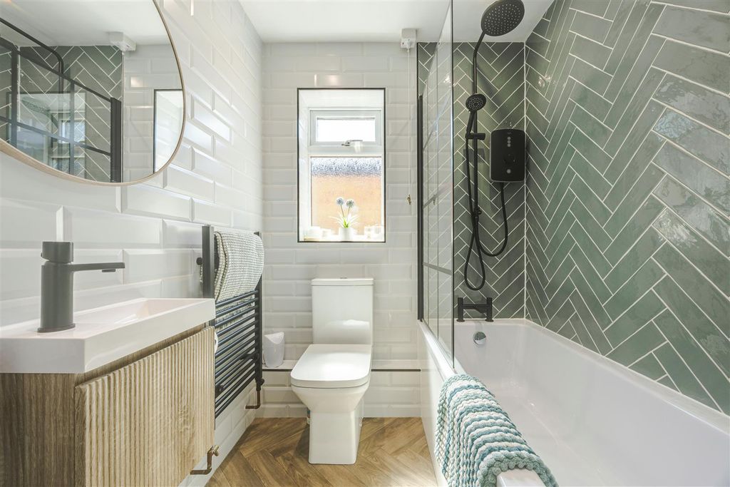 Property photo 3 of 16 Bathroom