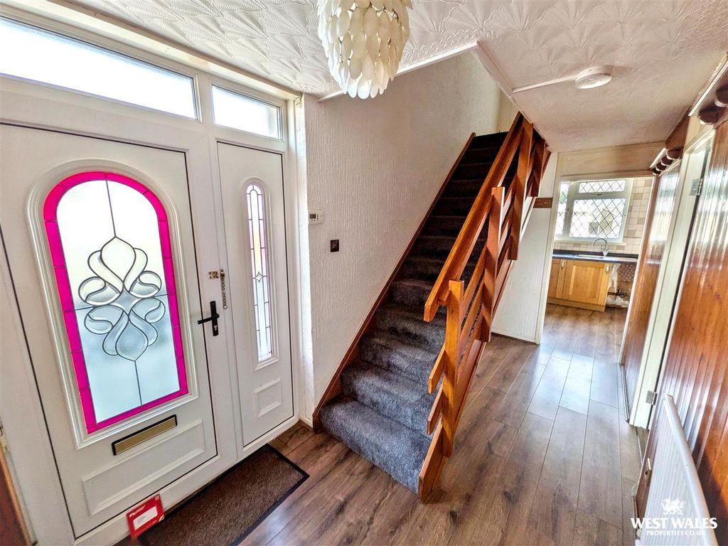 Property photo 2 of 22 13787.Jpg