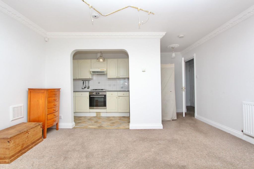 Property photo 3 of 8 Cazenove Road, N16