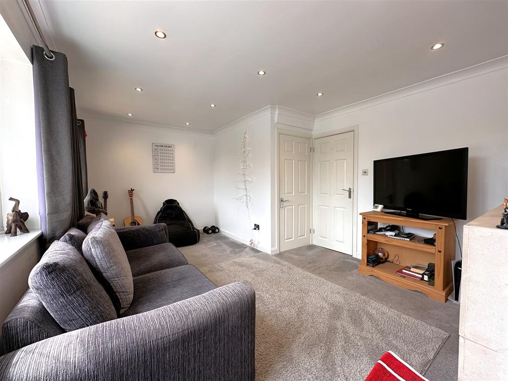 Property photo 2 of 15 Generous Living Room 471