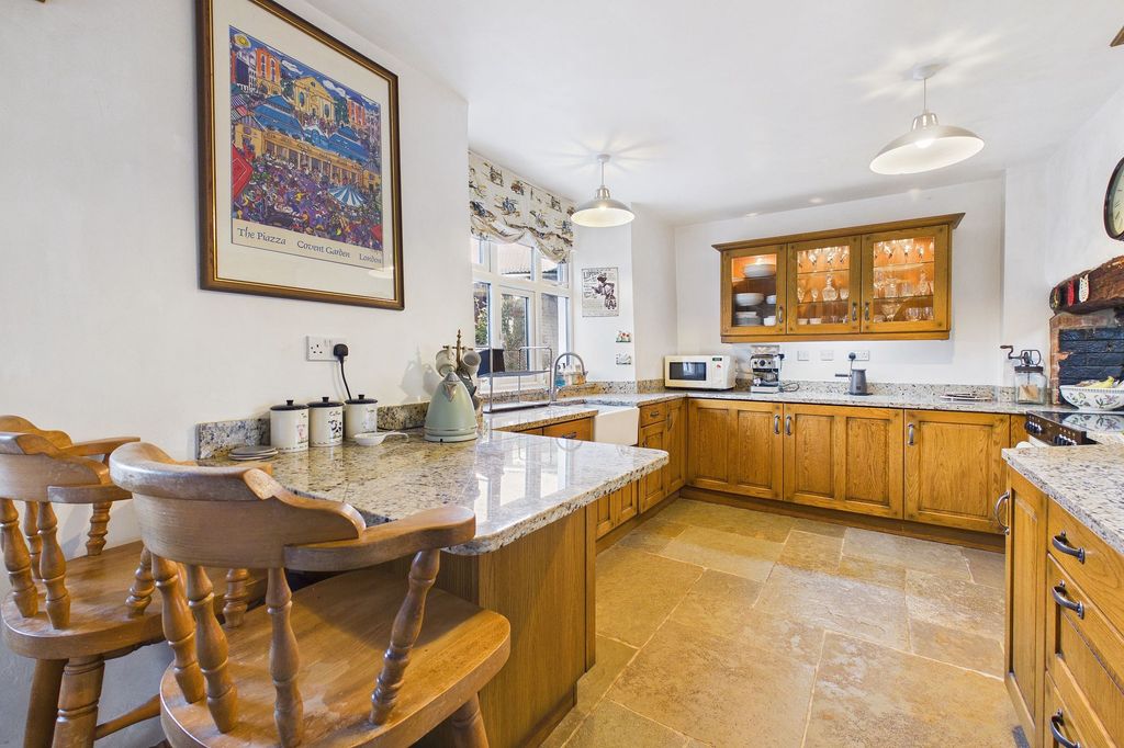 Property photo 2 of 31