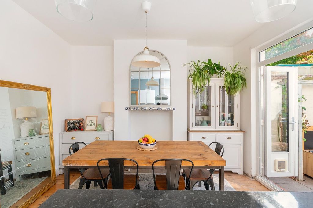 Property photo 1 of 33 1B1R6Bn - Kitchen Diner E.Jpg